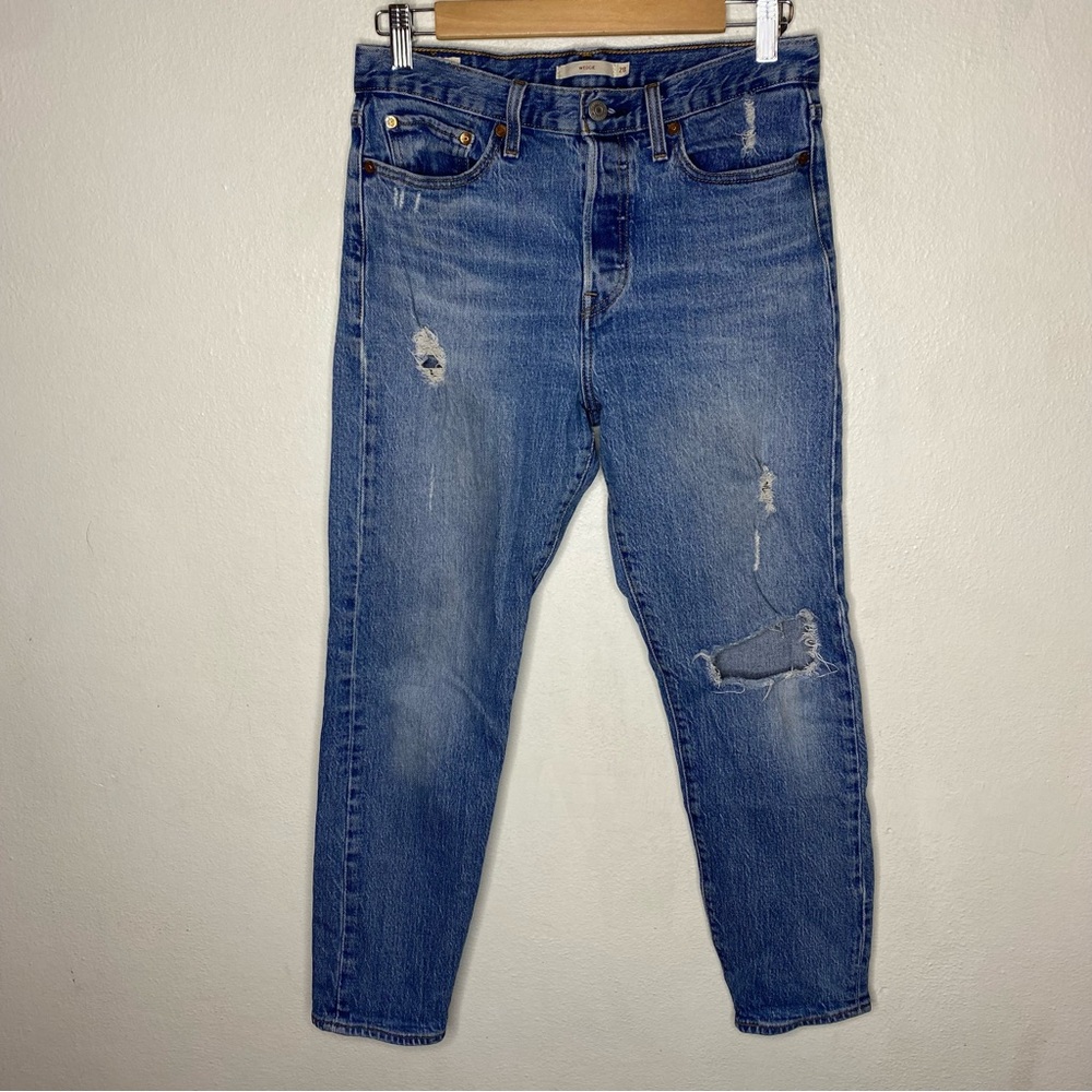 Levi’s Premium wedgie Distressd Button Fly High Ride Medium Wash Size 28